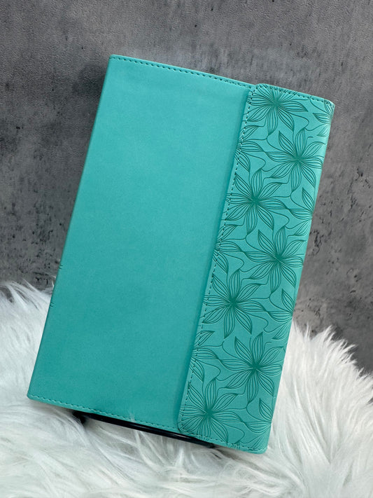 Biblia de piel con Iman