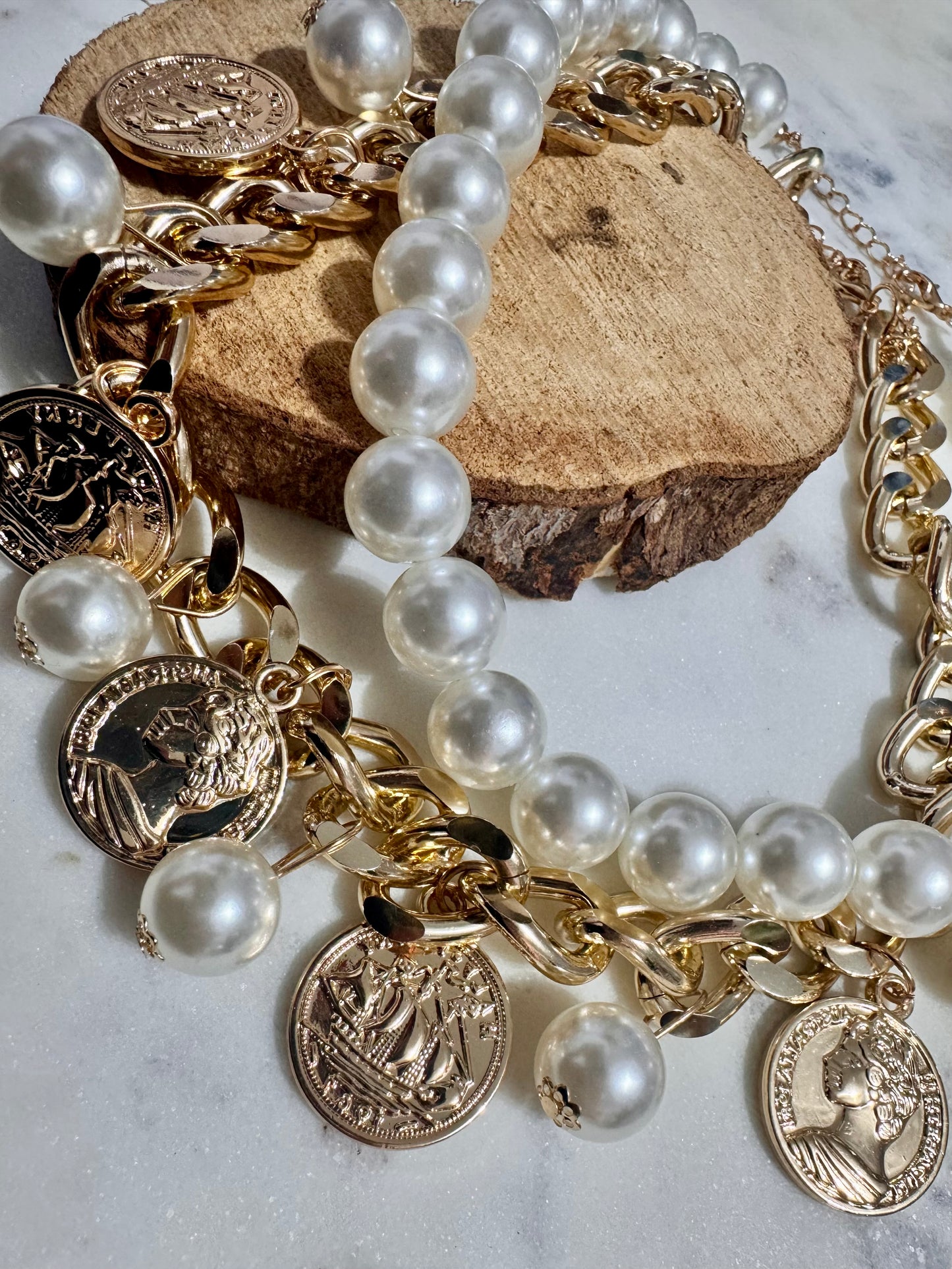 Collar Doble Perlas y Charms monedas